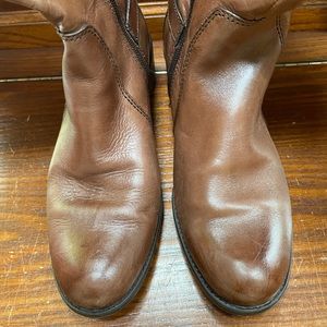 Tall brown leather boots !